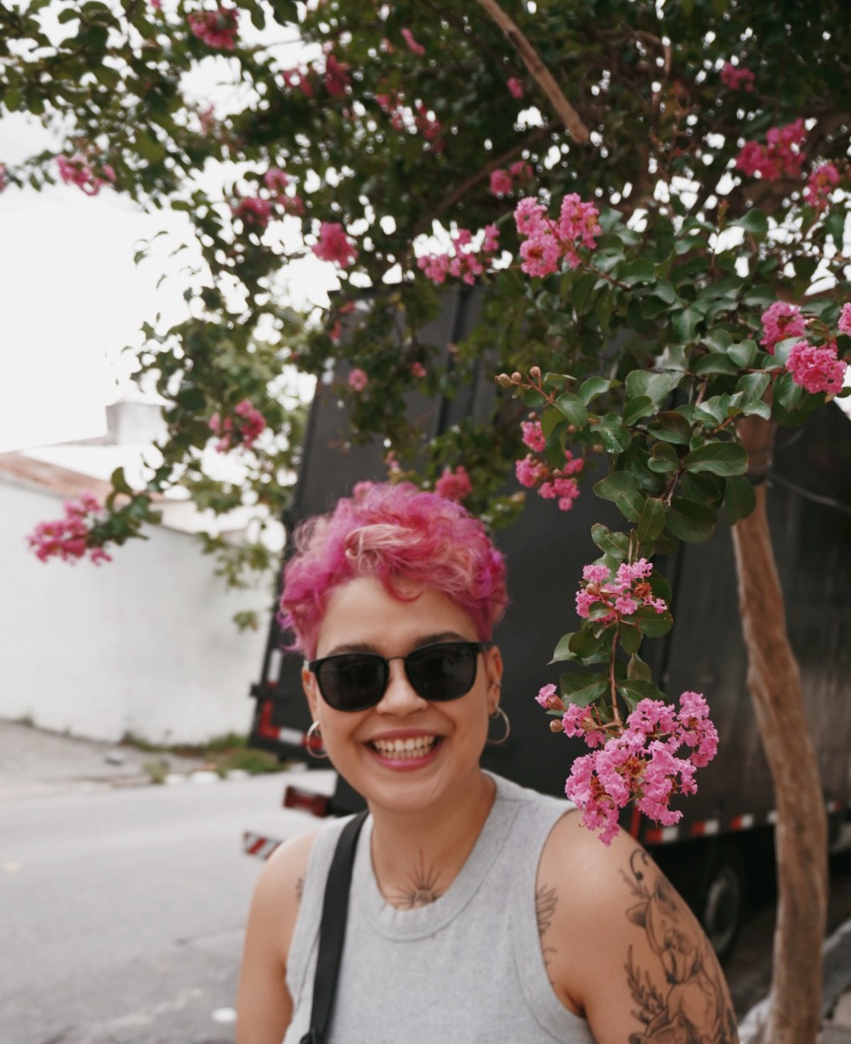 Karol Feitosa sorrindo ao ar livre